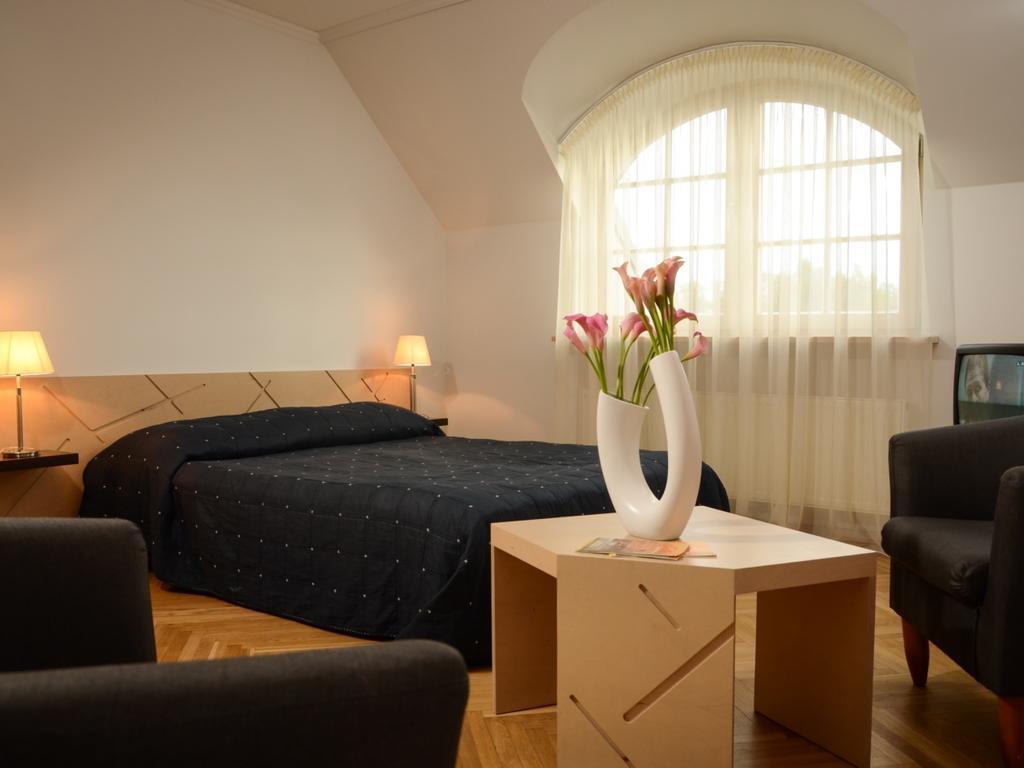 Mans Nams Hotel Saldus Kamer foto